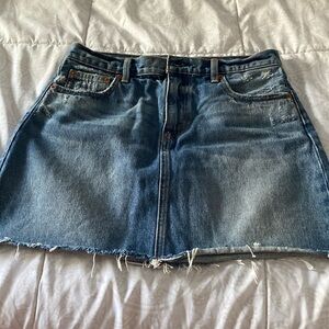 EUC Levi’s denim mini skirt